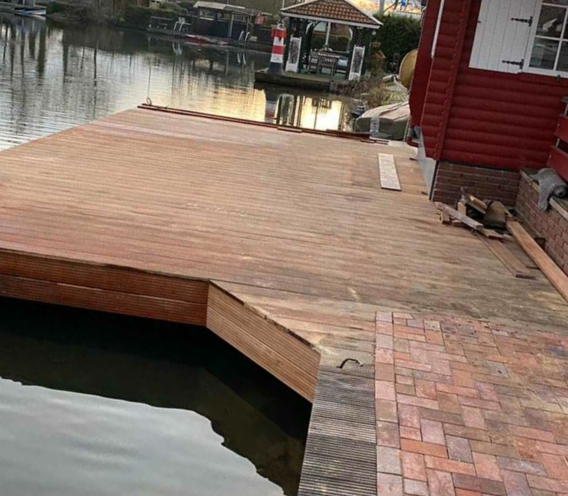 Nachher: neue Holzterrasse am Wasser